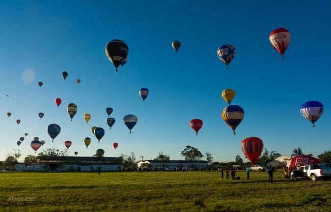 Balões coloridos no céu de Torres