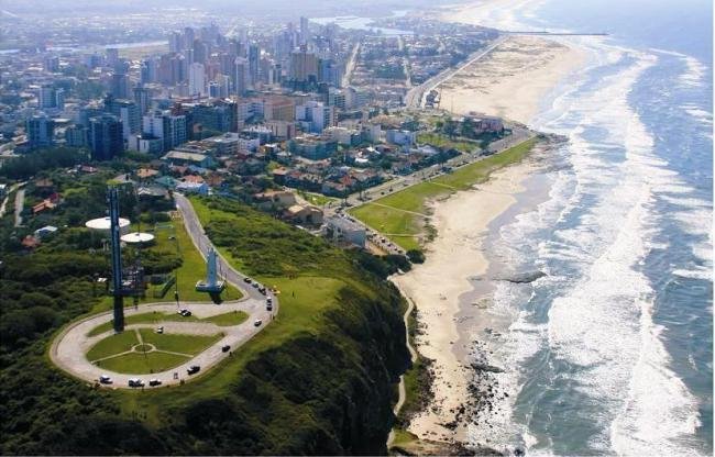 Vista aérea da orla e da cidade de Torres